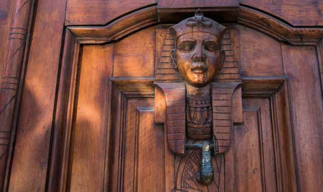 Bari, corso Cavour: tra sfingi, scarabei e ibis si svela il mondo esoterico di Palazzo Borracci